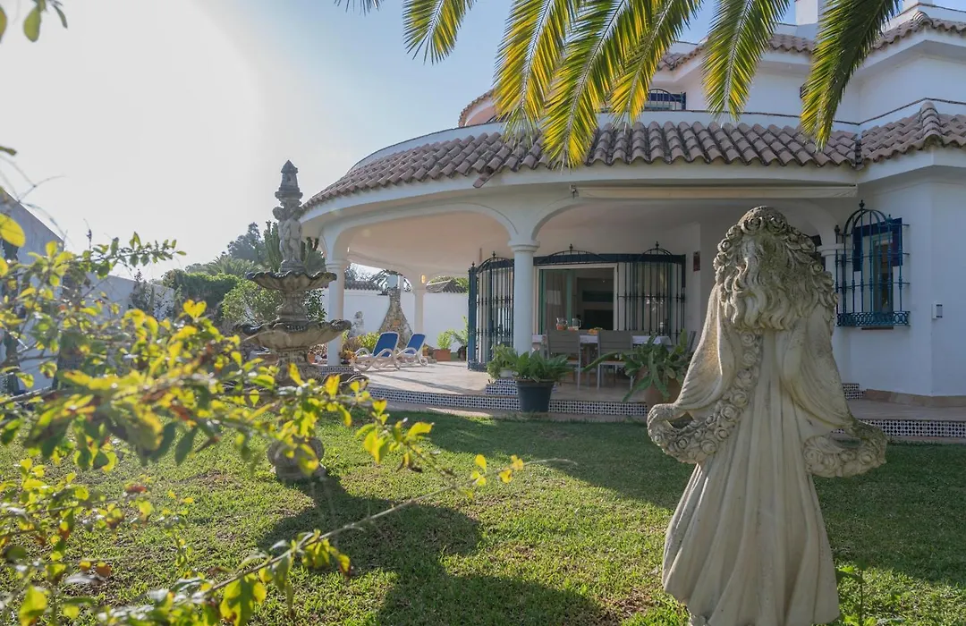 Villa La Contenta jardín y piscina en Conil centro-1